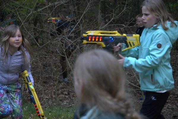 Kinderen spelen buiten met de laserguns van FunHuur
