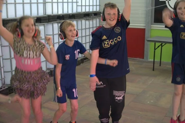 Kinderen dansen met silent-disco-koptelefoons