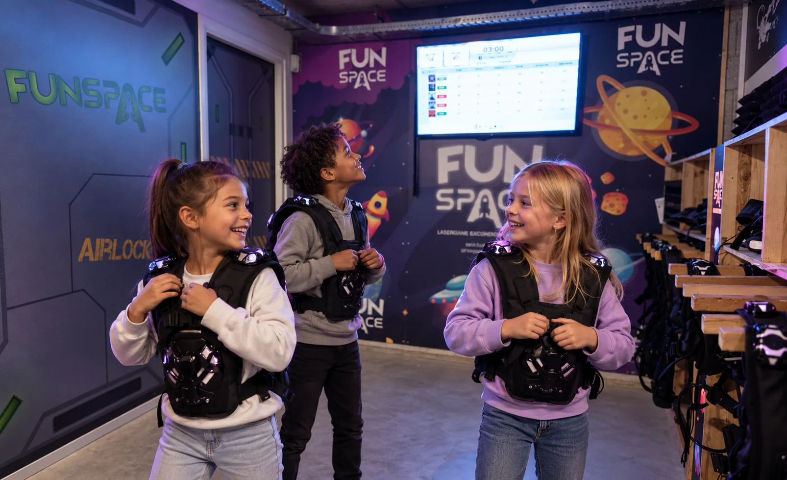 Sfeerimpressie van kinderen die hun sensorhesjes aantrekken in de echte FunSpace-airlock
