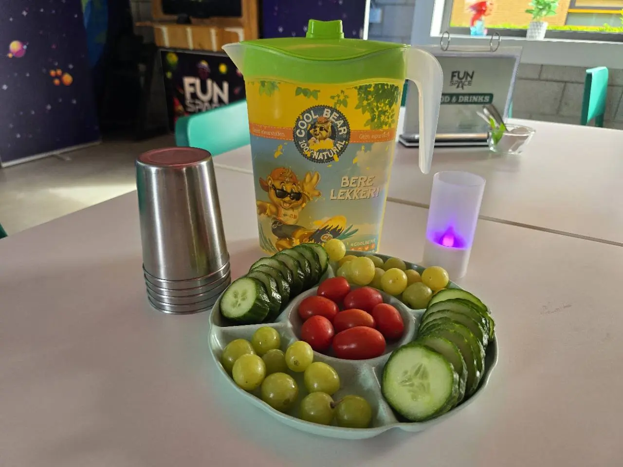 De echte ontvangsttafel met ranja, aluminium bekers en snoepgroente