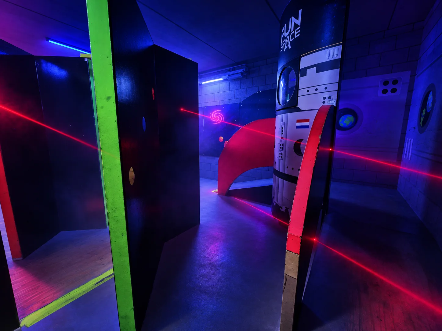 De eigen FunSpace-laserzone met ruimte-obstakels, sfeervol bewerkt met rode lichtstralen