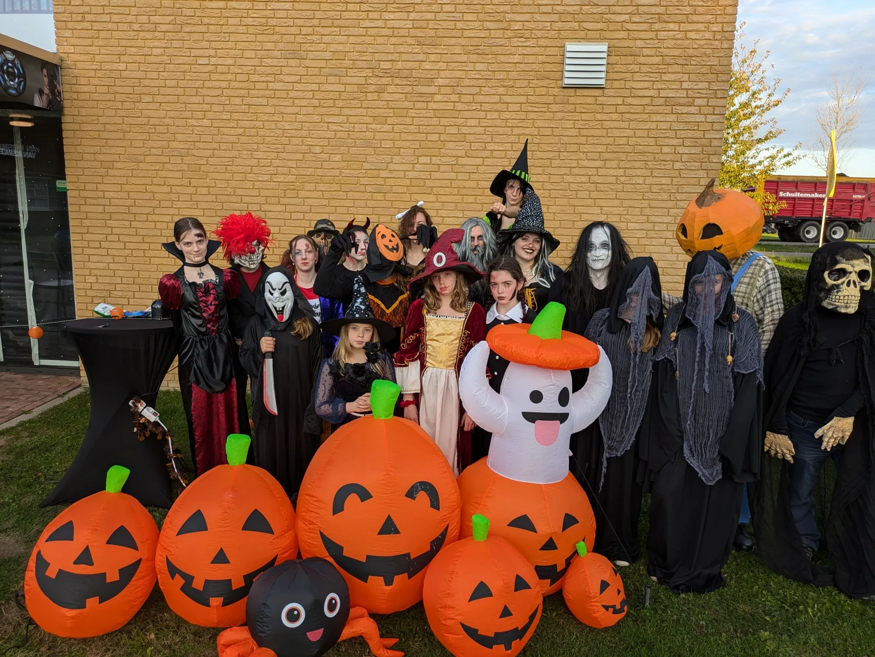 Uitsnede van acteurs en medewerkers in Halloweenkostuums tijdens een eerdere editie