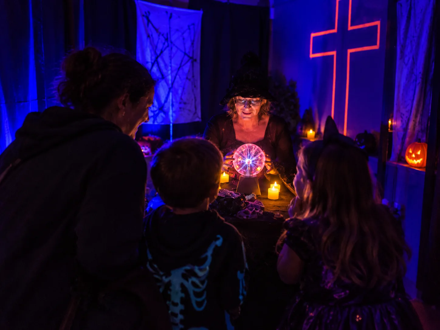 Sfeerimpressie van een gezin bij een griezelige scène in het Scarehouse